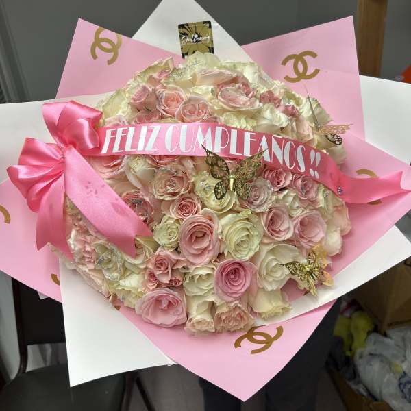 Pink and cream rose bouquet with a "Feliz Cumpleaños" ribbon