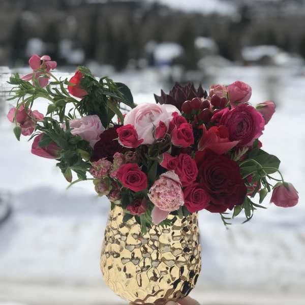 Pink and red mixed bouquet in a gold textured vase