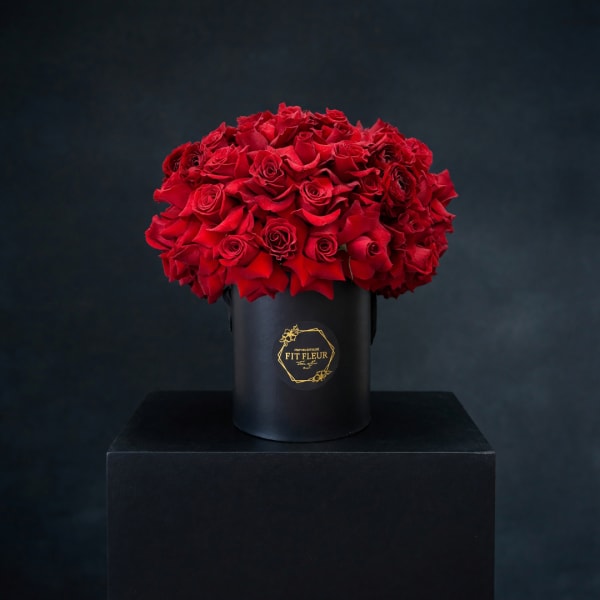 Red rose bouquet in a black hat box
