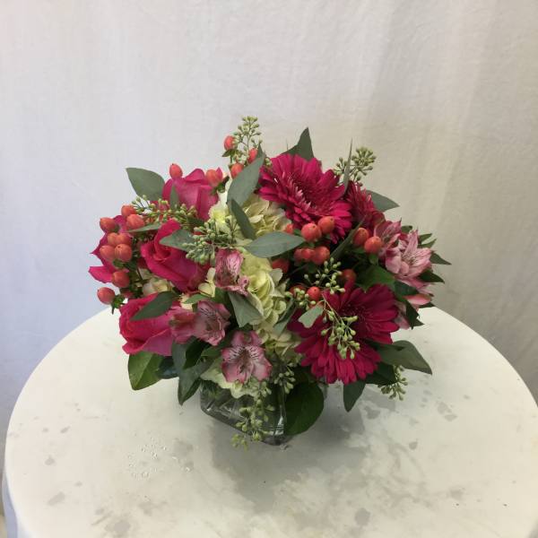 Pink and magenta mixed bouquet in a clear glass vase
