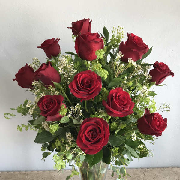 Bouquet of red roses in a clear glass vase