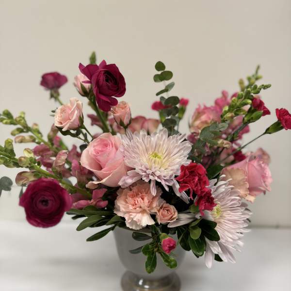 Pink and magenta mixed bouquet in a glass vase