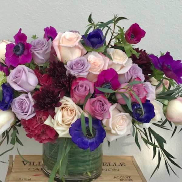Mixed bouquet of roses and anemones in a glass vase