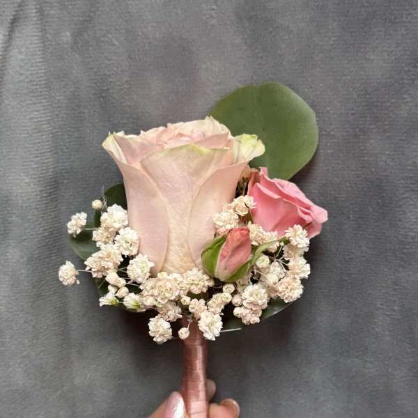 Mix pink rose boutonnière