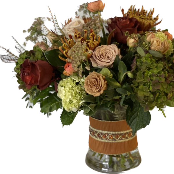 Mixed bouquet of roses and hydrangeas in a glass vase
