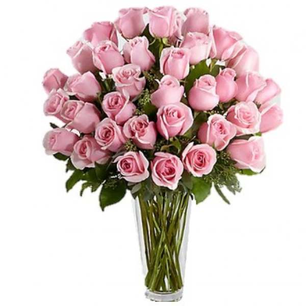 Bouquet of pink roses in a clear glass vase