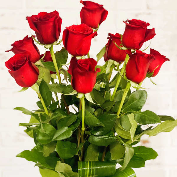 Bouquet of red roses in a clear glass vase