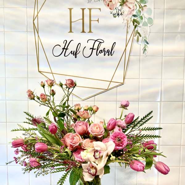 Pink bouquet with roses and tulips in a glass vase