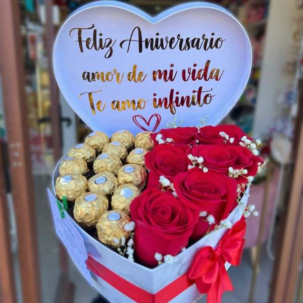 Cajita con chocolates y rosas
