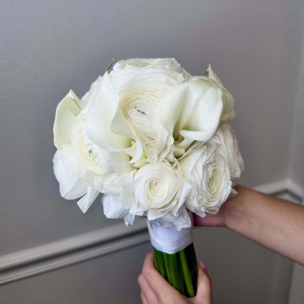 White bouquet with ranunculus and calla lilies