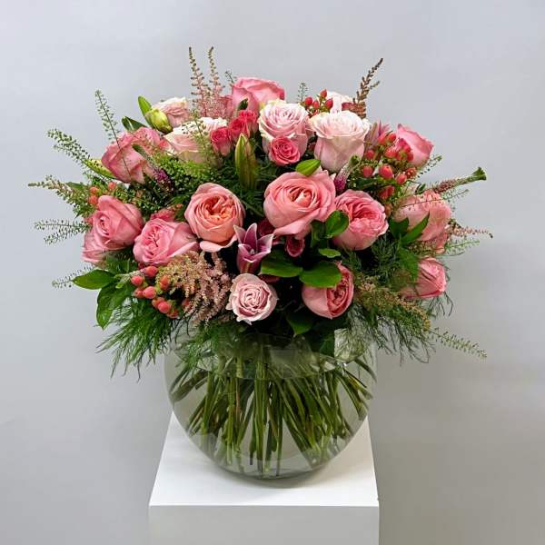 Pink rose bouquet in a clear glass vase