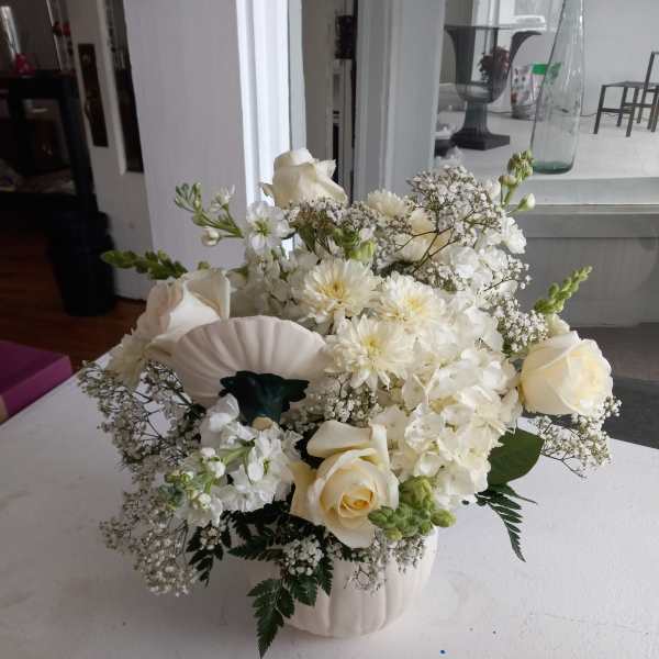 White rose and daisy bouquet in a white vase