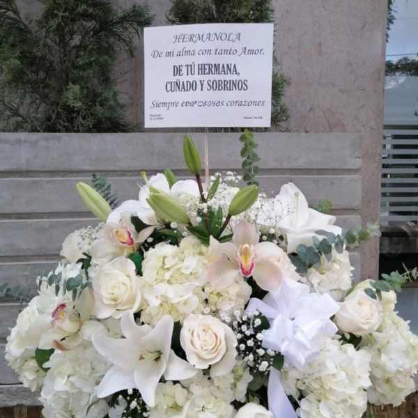Arreglo floral con condolencias