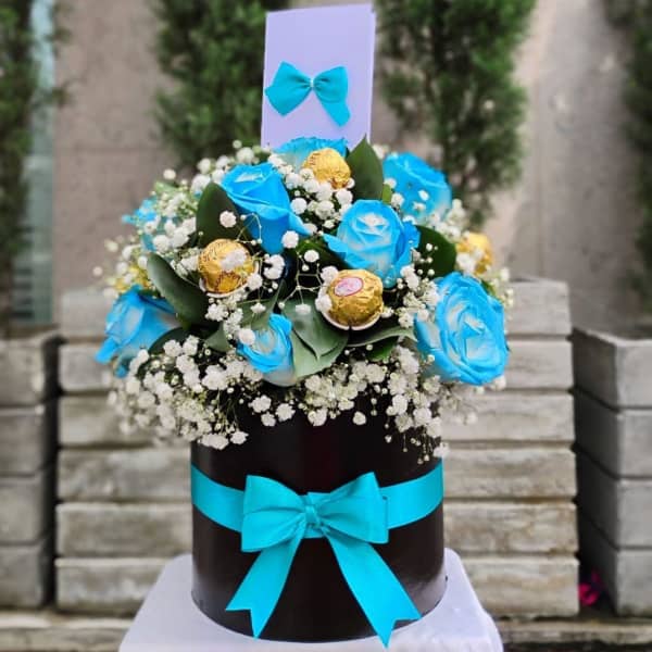 Caja floral con chocolates
