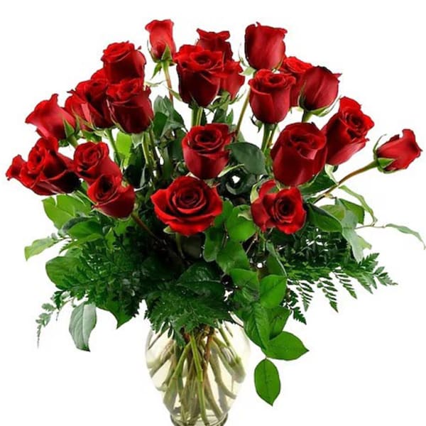 Bouquet of red roses in a clear glass vase