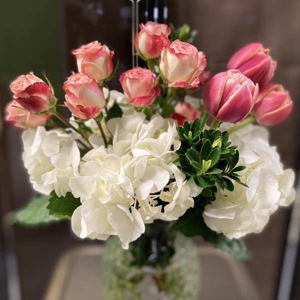 Pink roses and white hydrangeas in a glass vase