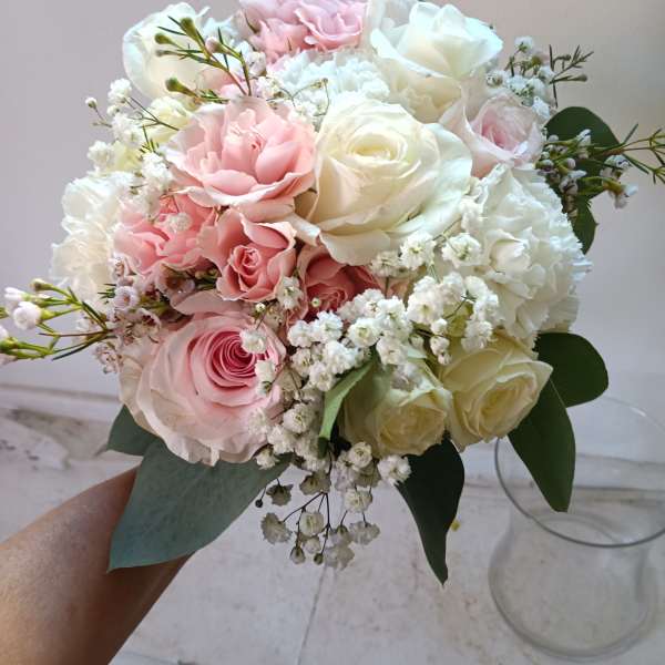 Bouquet of pink and white roses with baby's breath