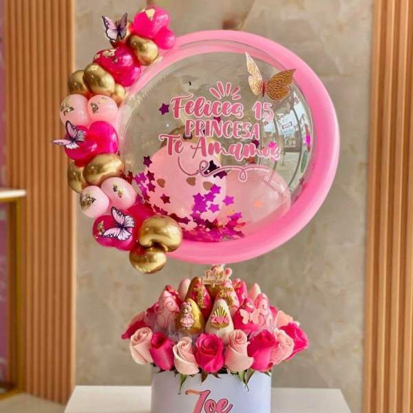 Arreglo con flores y fresas