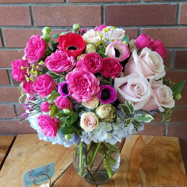 Mixed pink and white bouquet in a clear glass vase
