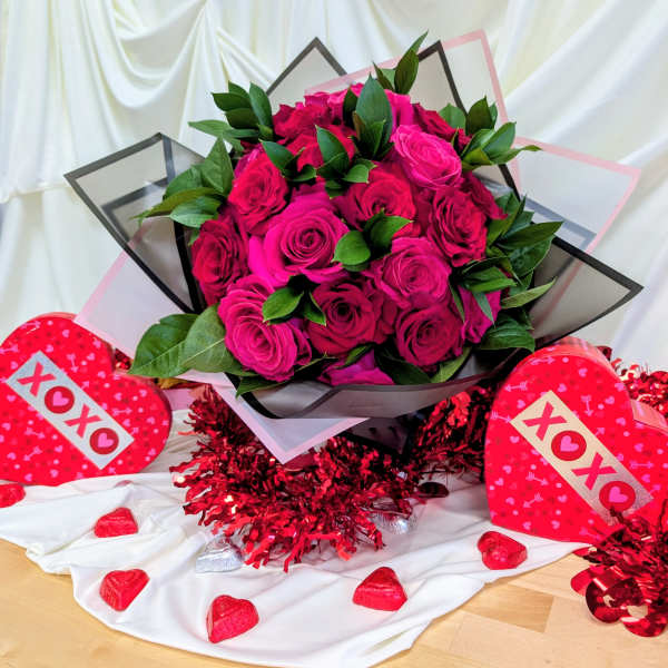 Pink rose bouquet with green leaves and XOXO heart decorations