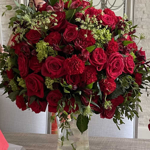 Red rose bouquet in a clear glass vase