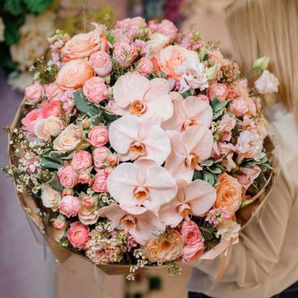 Large bouquet of pale pink orchids and roses