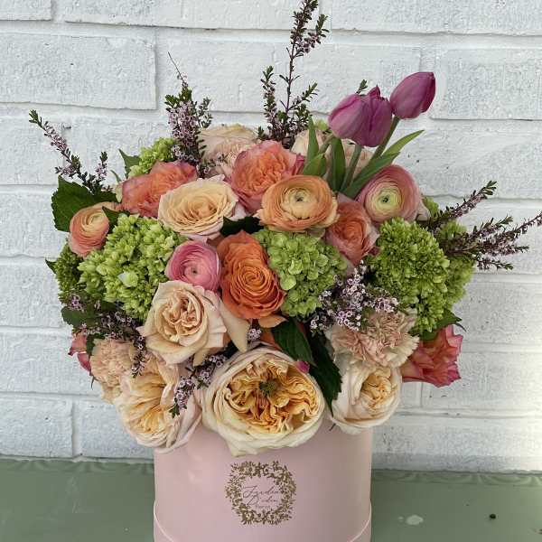 Pink and peach mixed bouquet in a round pink box