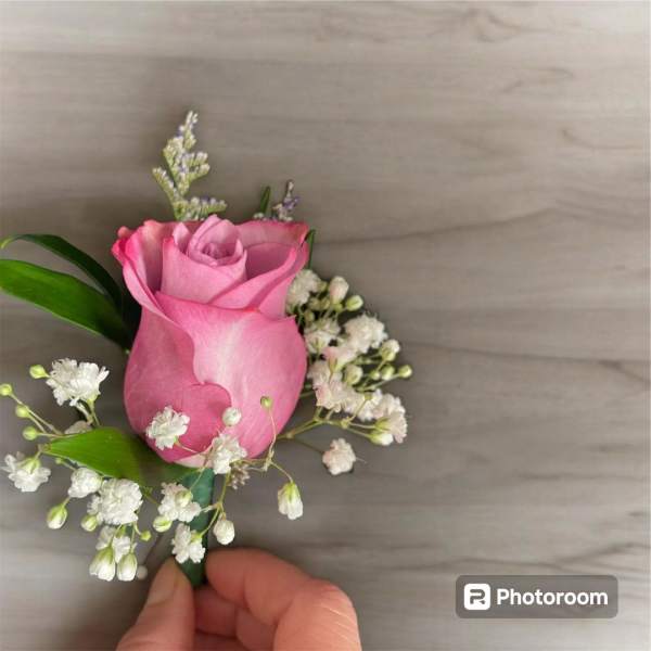 Pink rose boutonniere with white baby's breath