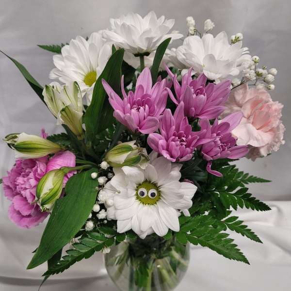 Bouquet of pink and white flowers in a clear glass vase
