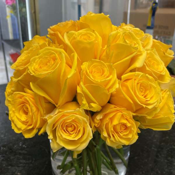 Bouquet of yellow roses in a clear glass vase