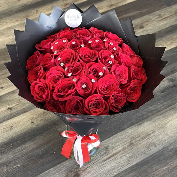 25 Roses - Bouquet With Red Roses And Heart Pin Design