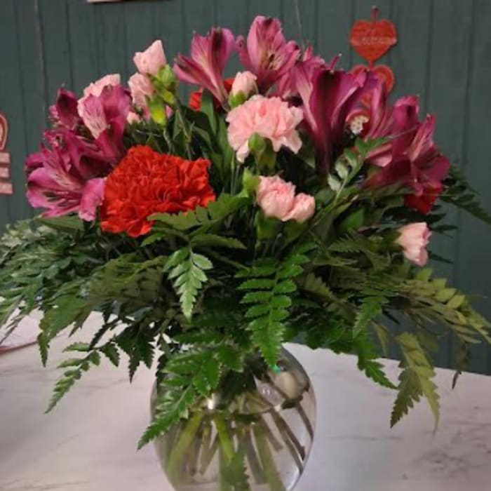 Pink and red mixed bouquet in a clear glass vase