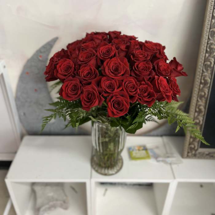 Bouquet of red roses in a clear glass vase
