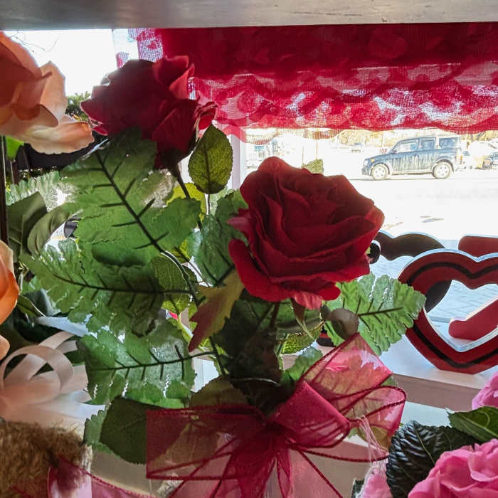 2 artificial red rose budvase