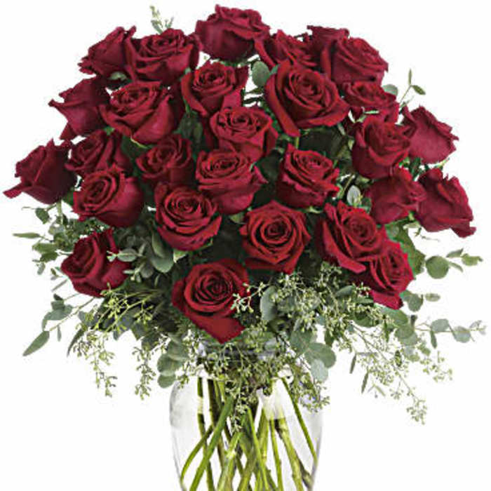 Bouquet of red roses in a clear glass vase