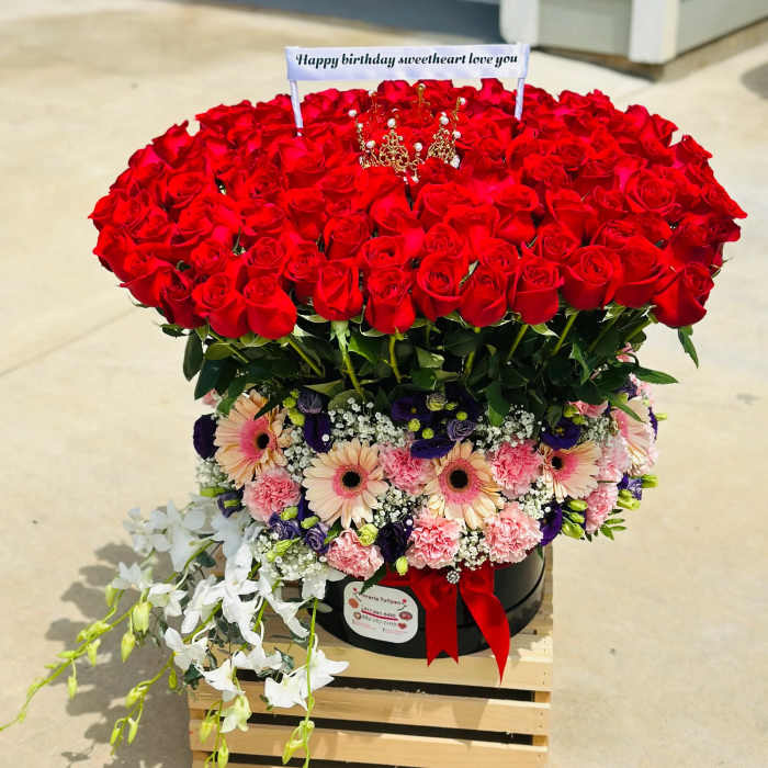 Arreglo de 100 rosas + flores surtidas