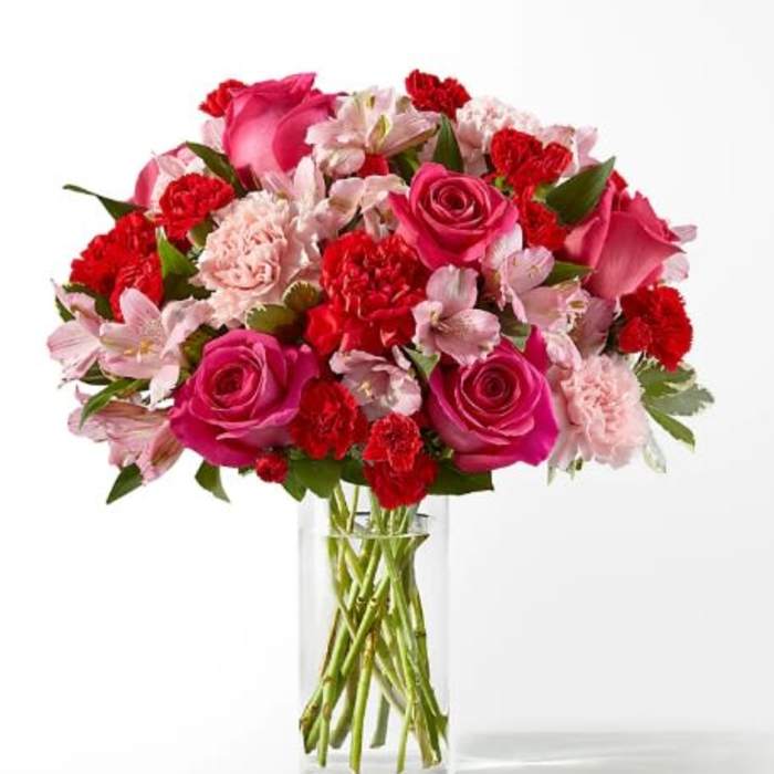 Pink and red mixed bouquet in a clear glass vase