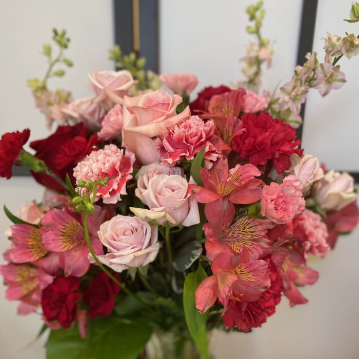 Pink and red mixed bouquet in a clear glass vase