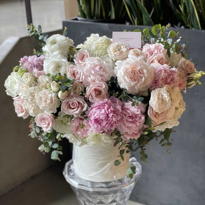 Pink and white rose bouquet in a clear vase