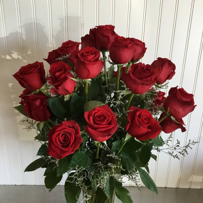 Bouquet of red roses in a clear glass vase