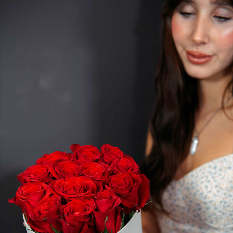 Bouquet of red roses in a white hatbox