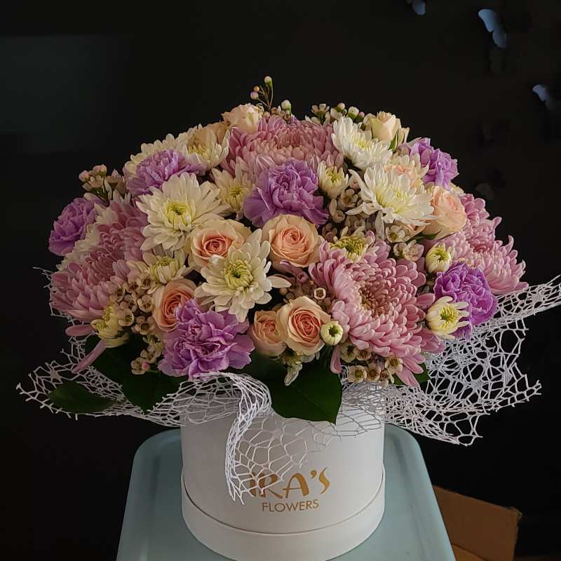 Pink and white mixed bouquet in a white hat box