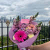 Una fusi&oacute;n perfecta entre elegancia urbana y dulzura floral. Este bouquet destaca