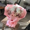 detalle con su principal y llamativo color rosa con 6 rosas blancas