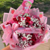 elaborado con roasa rosadas fuertes y rosas y personaje de fresita 50