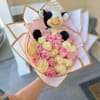 buchones elaborado con rosas de diferentes colores y vaquitas de peluche