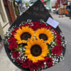 elaborado con 3 girasoles y 24 rosas rojas