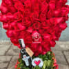 unidad de 40 rosas rojas y un mini vino