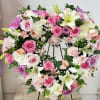 corazon elaborado con rosas lilia e ipericos claveles blancos y lilas