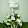 caja elaborada con rosas blancas y virgen de ceramica